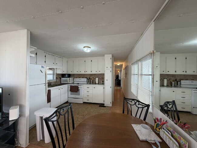 "Cozy 2-Bed Oasis in Nokomis, FL – Nokomis Lake Village Retreat!"