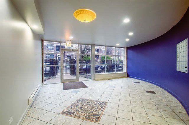 Building Photo - 5854 N Kenmore Ave Unit 1B