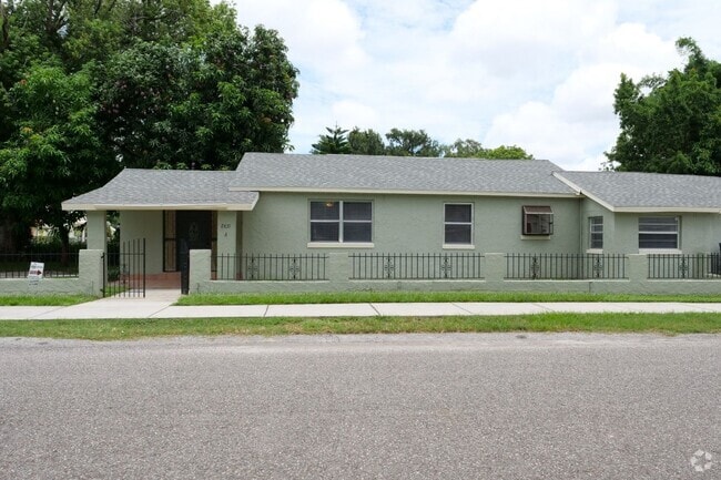 Building Photo - 3 bedroom 2 bath, corner lot Rental