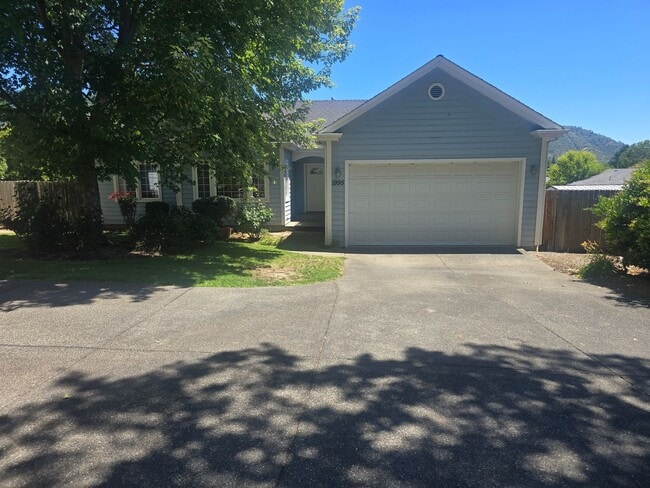 Building Photo - 3 bed 2 bath Home for Rent in Grants Pass