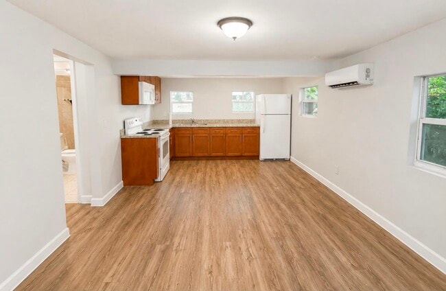 Building Photo - 210 SW 7th St Unit 210