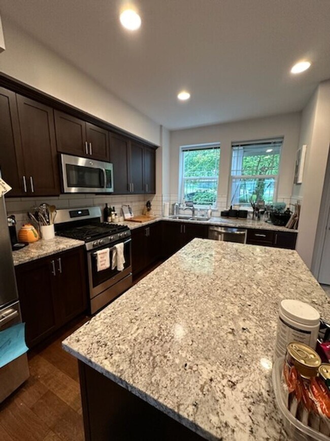 Highpoint 3BD/3BA Townhouse with all the e... House Rental in Seattle