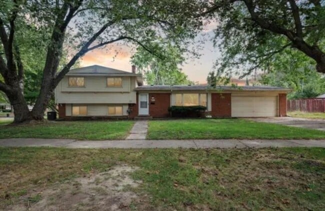 Building Photo - 4 Bedrooms 2 Bathroom