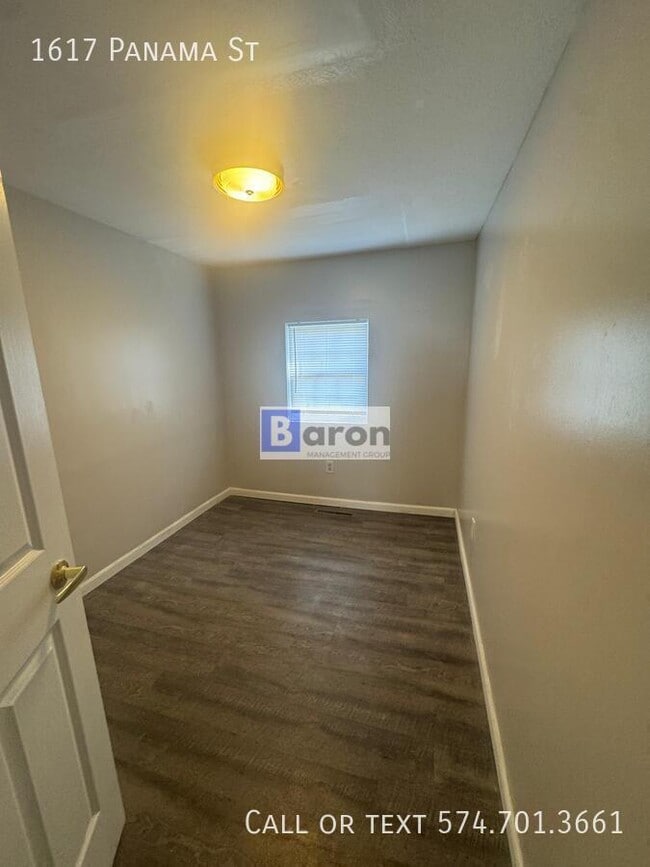 Photo - 1617 Panama St