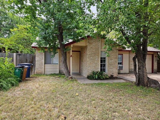 Building Photo - 2 bed/1 bath duplex with flex room Unit #A Rental