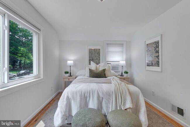 Photo - 2842 30th St NE