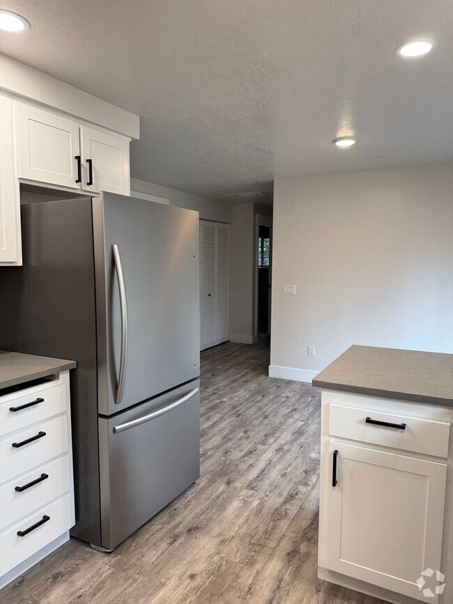 Building Photo - Updated Duplex in SE Bend Rental
