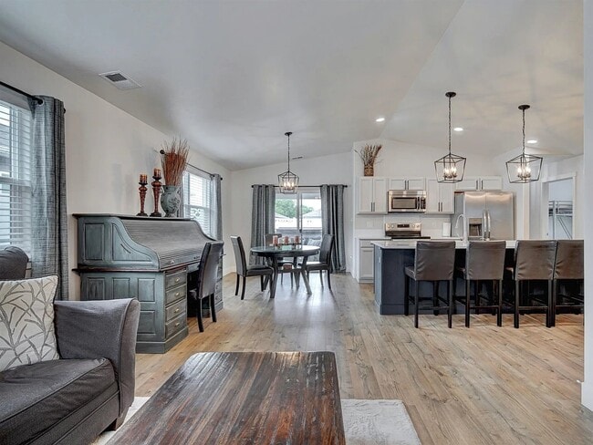 Photo - 580 Hennessy Way