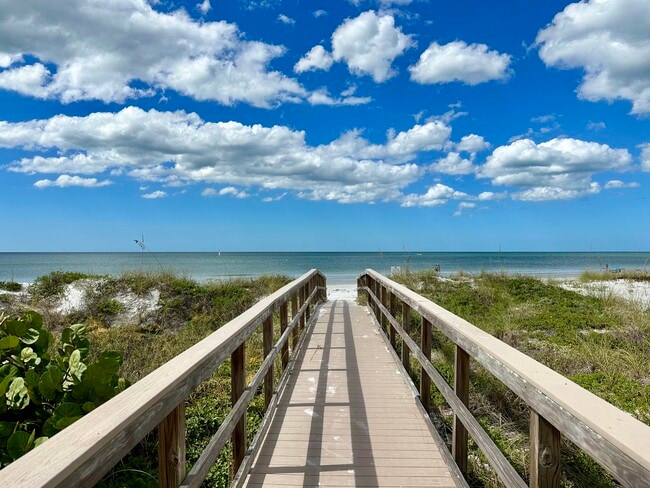 Building Photo - 135 178th Ave W Unit Upper