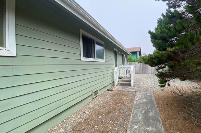 Building Photo - LLE66-Newport Unit 940