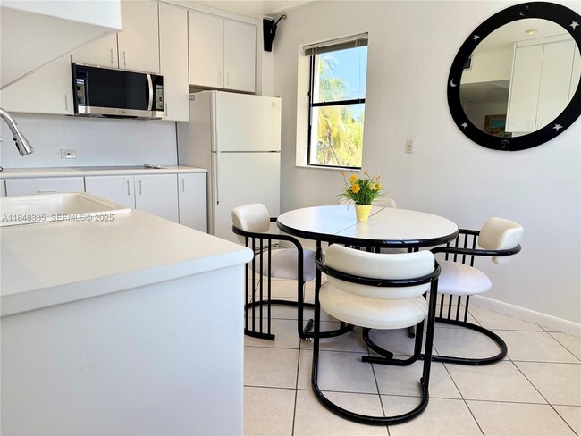 Building Photo - 1390 Ocean Dr Unit 3