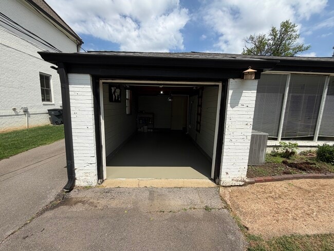 Building Photo - 1921 Castleman Dr