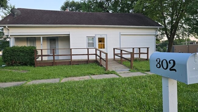 Building Photo - 302 E 3rd St Rental