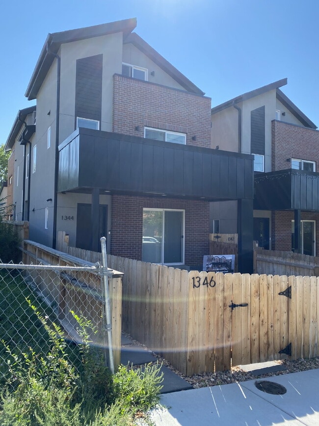Building Photo - Beautiful, newer (2024) townhome in the de...
