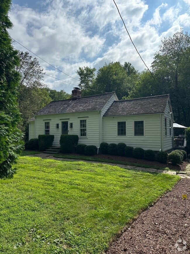 Building Photo - 112 Newtown Turnpike Rental