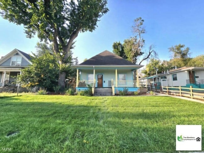 Building Photo - Classic &amp; Stunning Three Bedroom Home!