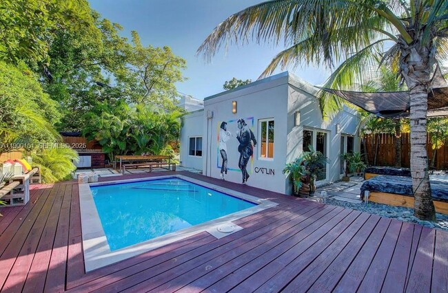 Building Photo - 524 NW 35th St Unit 5