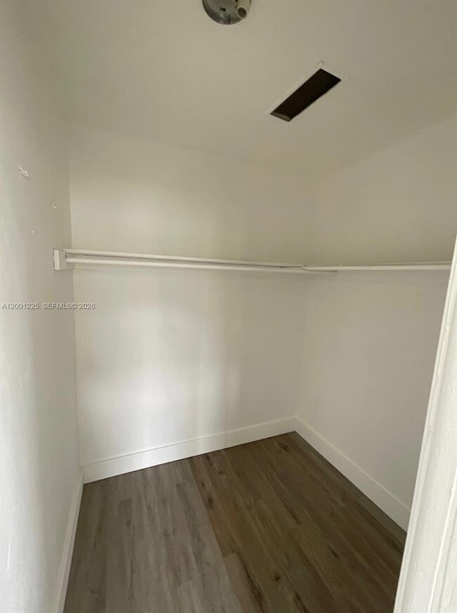 Photo - 2410 NW 11th St Unidad 0