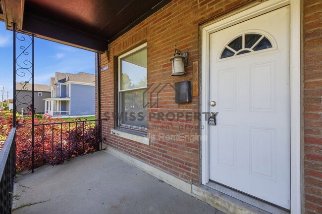 Photo - 387 St Clair Ave