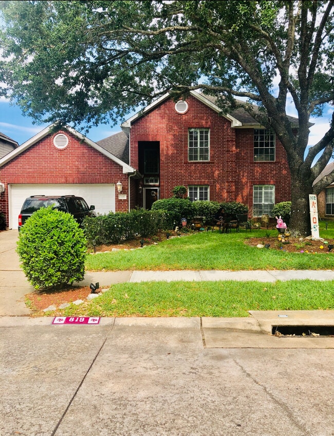 Building Photo - 819 N Wellsford Dr