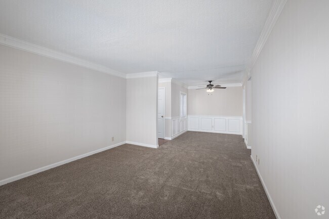 1BR, 1BA - 750SF - Living Room - Regency Park Apartments