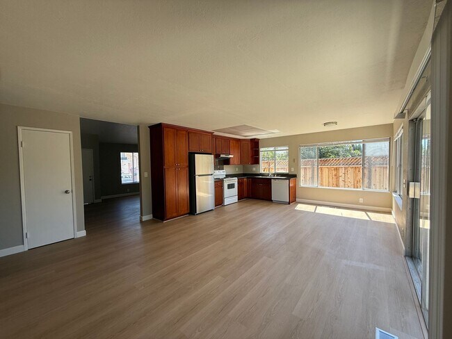 Spacious 3BD 2BA home with large fenced yard - Spacious 3BD 2BA home with large fenced yard
