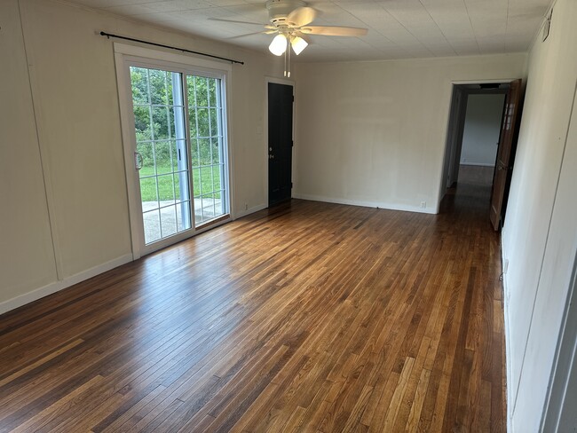 Large living room - 3952 W Stoutes Creek Rd