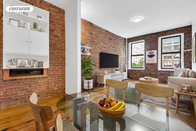 Building Photo - 300 W 17th St Rental