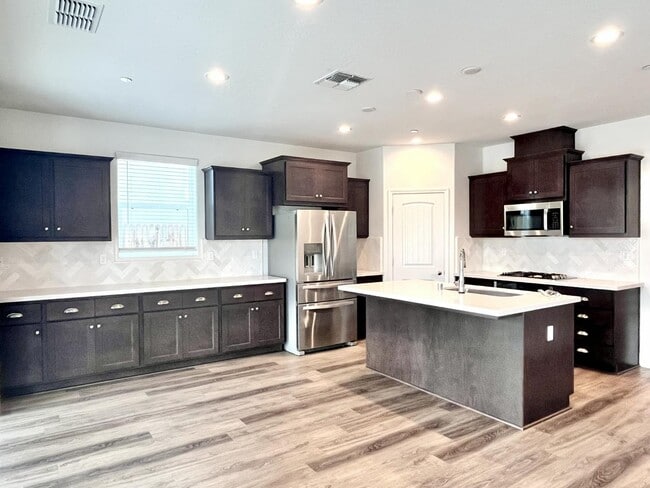 Photo - 377 Traverse Dr S