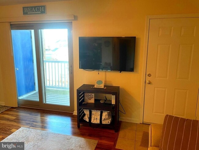 Building Photo - 14402 Jarvis Ave Unit 4B