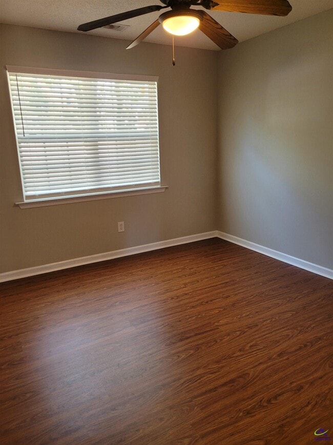 Photo - 608 Links View Dr