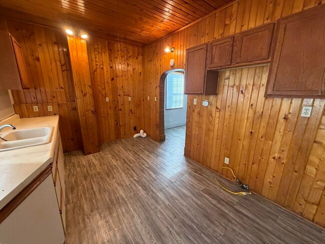 Photo - 714 Commercial-