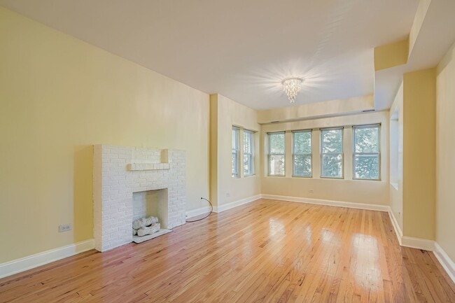 Photo - 6327 N Francisco Ave Unit 2