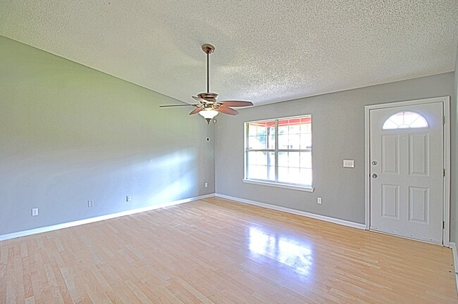 Photo - 850 Lyndsi Ln