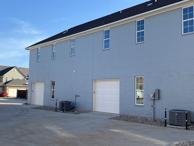 1-Car garage - 1946 Chestnut Pk Ln