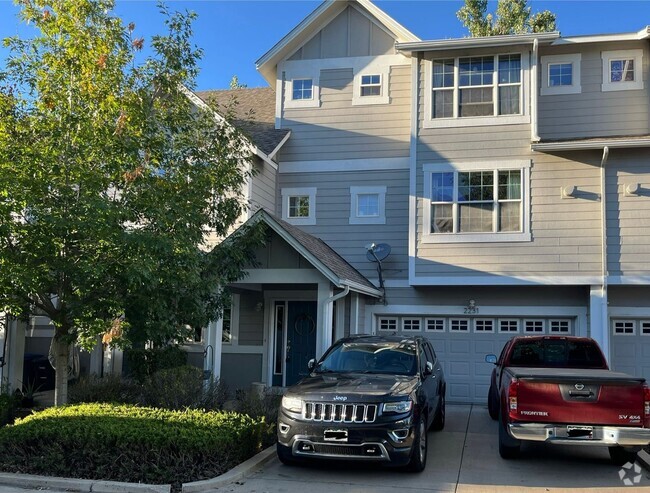 Building Photo - Amazing Watersong Townhome