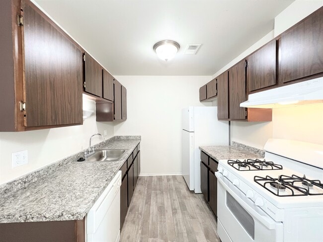 Kitchen - Traditional - Trafalgar Square Apartments