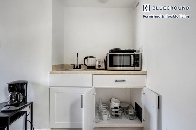 Photo - 944 Tiverton Ave Unidad FL2-ID1209