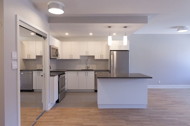 Building Photo - 4555 Av. Bonavista Unit 310