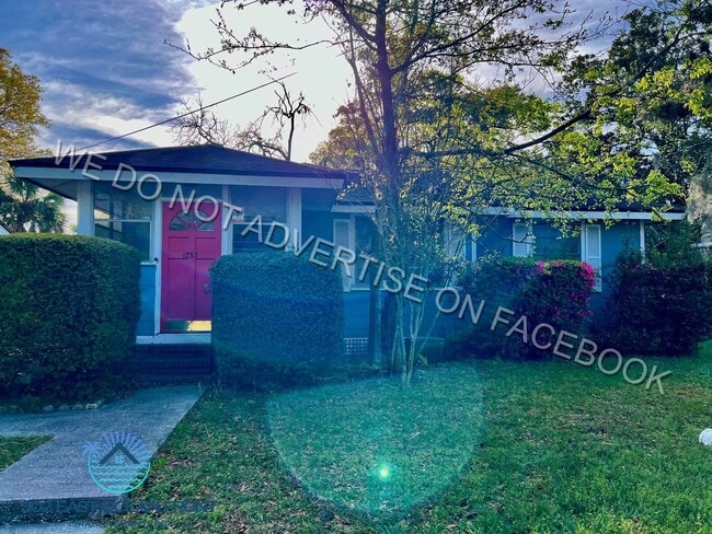 Building Photo - Charming 3 bedroom / 2 bathroom house now available for rent!
