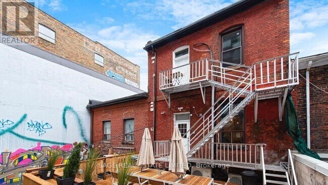 Photo - 631 Queen St W