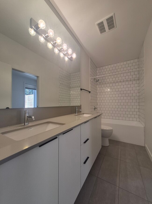 Photo - 2502 16A St SW