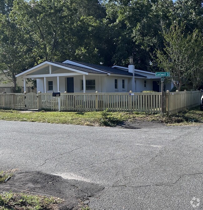 Building Photo - 1533 Cantwell St Rental