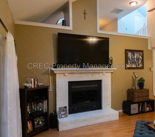 Photo - 114 Queensbury Cir