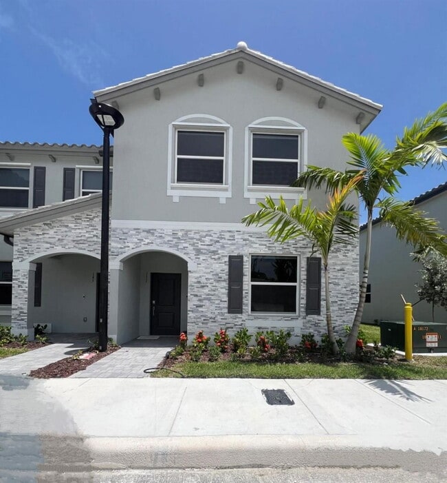 Building Photo - Southeast 11th Avenue, Miami, FL 33034 - 4...