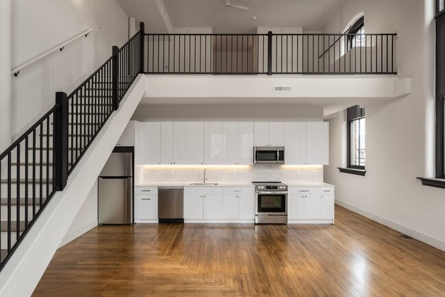 Building Photo - Burton One Bedroom Loft Unit 202