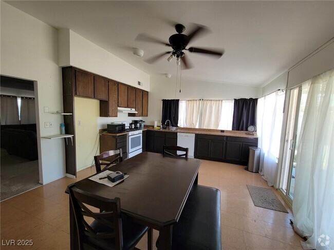 Building Photo - 2102 E Russell Rd Rental
