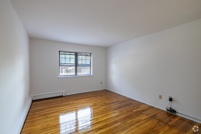 1BR, 1BA - 675SF - Bedroom