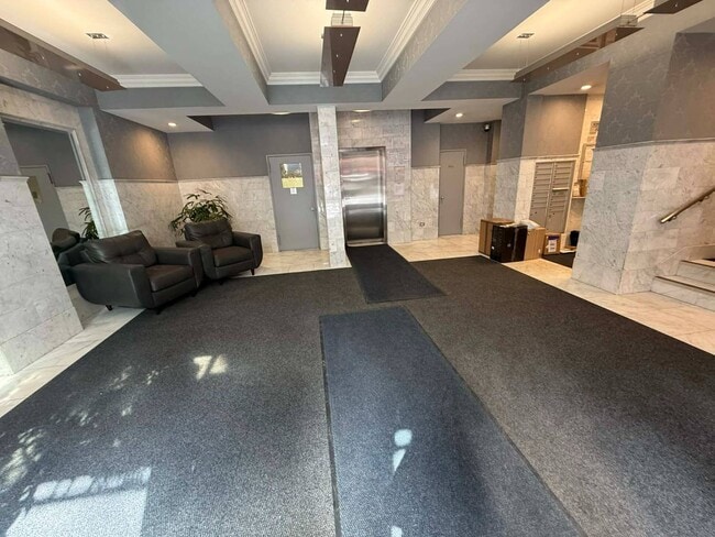 Photo - 305 W 13th St