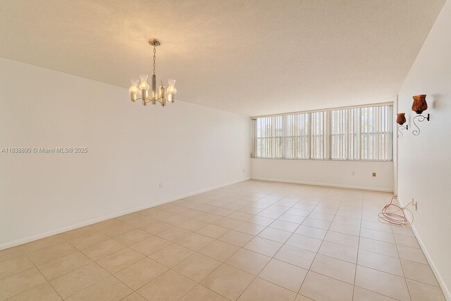 Building Photo - 1300 NE Miami Gardens Dr Unit 219E